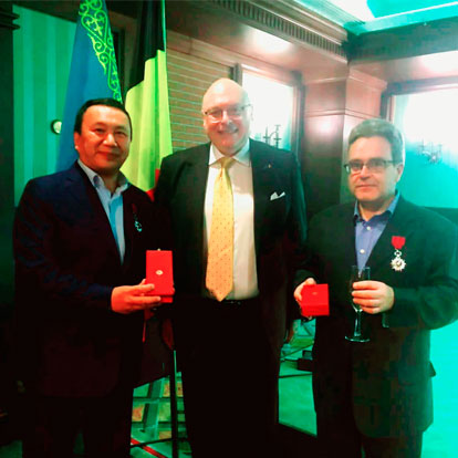 г-н Анри Вантигем – посол Королевства Бельгии в Казахстане наградил государственным Орденом Короны (Бельгия) соучредителей завода «Кормовик»